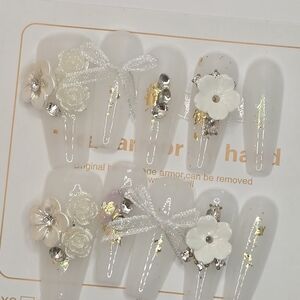 Medium Press-On Nails Elegant White Floral Nail Set - M13